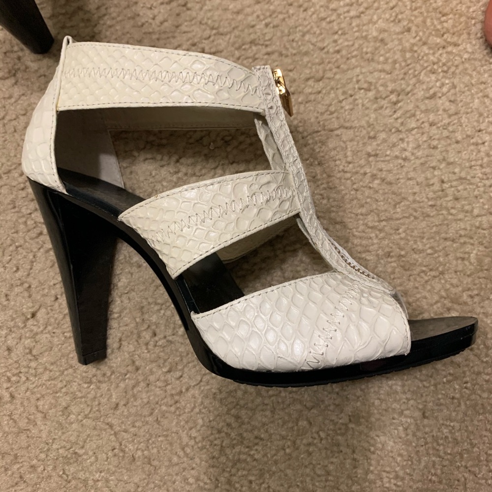 Michael Kors sz 8 white faux croc skin &black heel